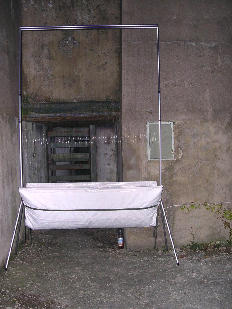 Harfenfalle vor dem Eingang des Kalkbergwerkes Gersheim, einem bedeutenden Schwarm- und Winterquartier